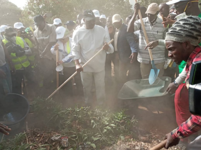 IMAGES-Cleaning day : Macky Sall donne l’exemple en participant au "set setal" de son quartier IMAGES-Cleaning day : Macky Sall donne l’exemple en participant au "set setal" de son quartier