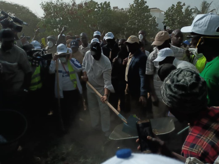IMAGES-Cleaning day : Macky Sall donne l’exemple en participant au "set setal" de son quartier IMAGES-Cleaning day : Macky Sall donne l’exemple en participant au "set setal" de son quartier