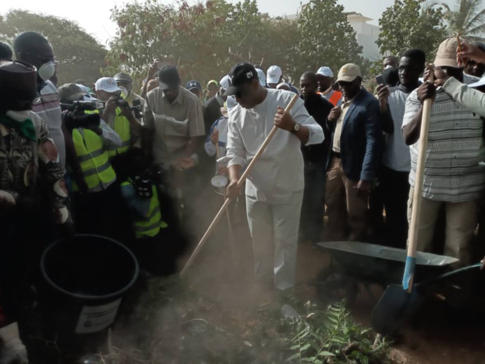 IMAGES-Cleaning day : Macky Sall donne l’exemple en participant au "set setal" de son quartier IMAGES-Cleaning day : Macky Sall donne l’exemple en participant au "set setal" de son quartier