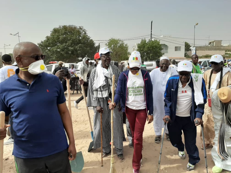 "Cleaning Day": Zahra Iyane THIAM, Ministre de la Microfinance et de l'économie Social Solidaire en pleine séance de nettoyage (PHOTOS)