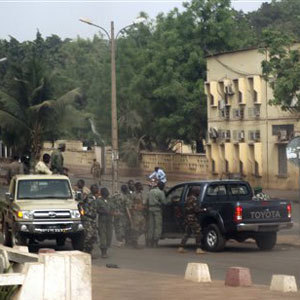 Mali: tirs nourris à Bamako entre ex-junte et garde présidentielle