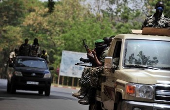 Mali: tirs nourris à Bamako entre ex-junte et garde présidentielle