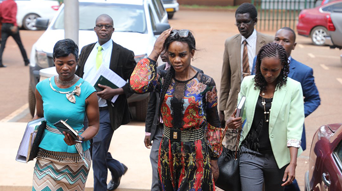 Zimbabwe: Accusée de blanchiment d’argent, l’épouse du vice-président remise en liberté sous caution
