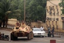 Divisée, l'armée malienne se bat à Bamako