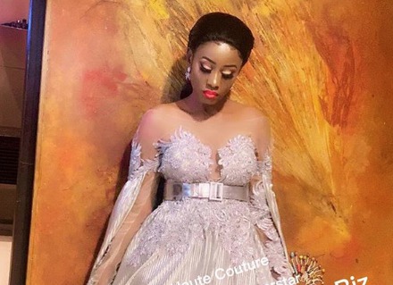PHOTOS - La robe chic de Queen Biz qui illumine la toile PHOTOS - La robe chic de Queen Biz qui illumine la toile