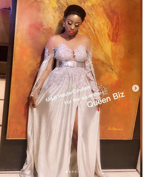 PHOTOS - La robe chic de Queen Biz qui illumine la toile PHOTOS - La robe chic de Queen Biz qui illumine la toile