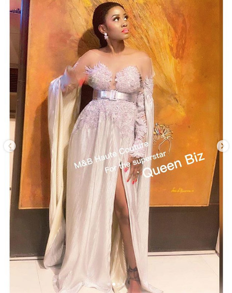 PHOTOS - La robe chic de Queen Biz qui illumine la toile PHOTOS - La robe chic de Queen Biz qui illumine la toile