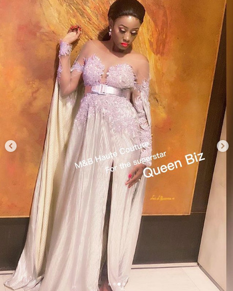 PHOTOS - La robe chic de Queen Biz qui illumine la toile PHOTOS - La robe chic de Queen Biz qui illumine la toile
