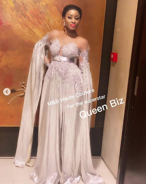PHOTOS - La robe chic de Queen Biz qui illumine la toile PHOTOS - La robe chic de Queen Biz qui illumine la toile