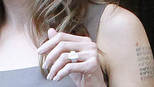 "Angelina Jolie n'aime pas sa bague de fiançailles"