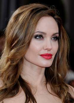 "Angelina Jolie n'aime pas sa bague de fiançailles"