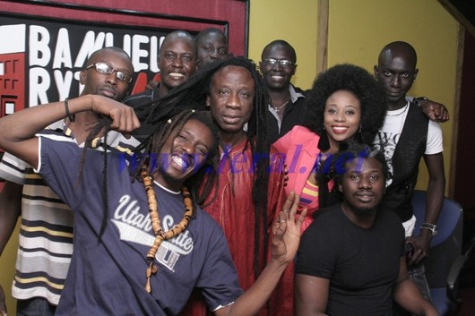 Adjouza en toute complicité avec son staff dans son studio