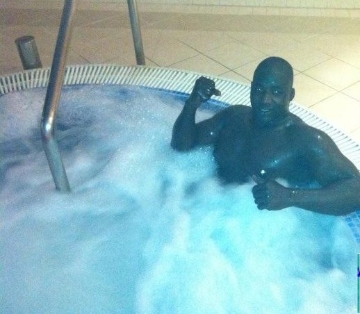 Le lutteur Gris Bordeau en feeling baignade dans sa piscine !!!