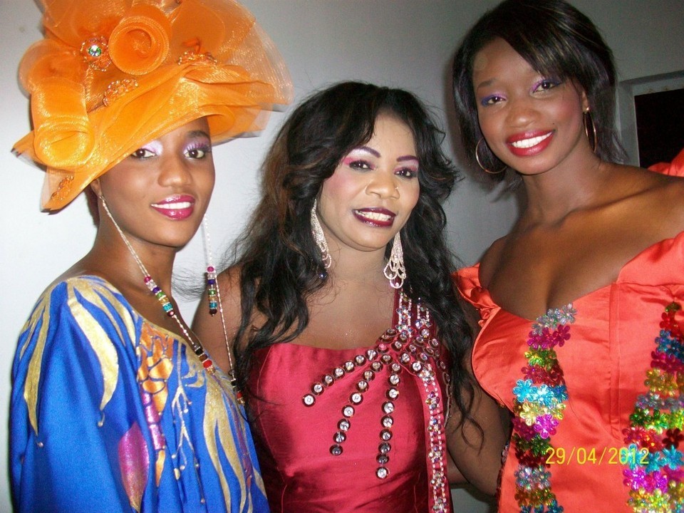 La chanteuse Daba Seye en feeling sagne sé avec les mannequins Yacine Barre et Eva Ndiaye !!!