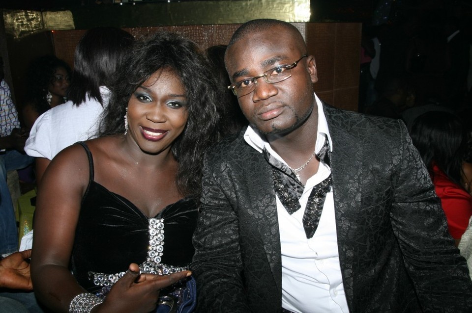 L’artiste Ndiollé pose avec un admirateur !!!
