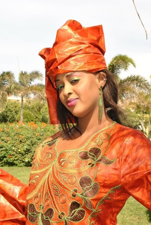 Awa Fall la jet setteuse sénégalaise qui vit à Paris en feeling boubou traditionnel !!!