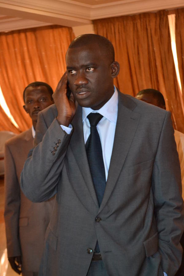 Le beau costume de Moussa Tine