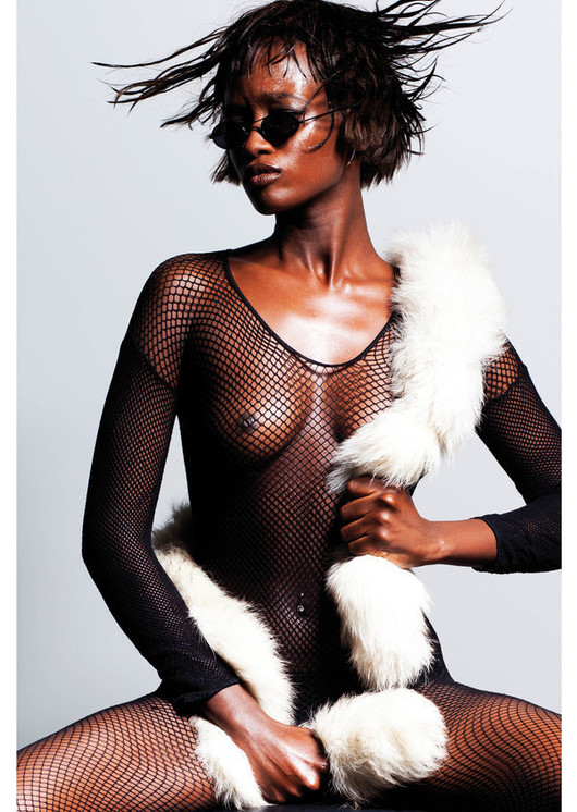 Bruna Ndiaye le mannequin sénégalais qui vit en Italie en feeling pose photo nue: elle expose ses seins !!!