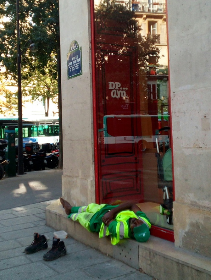 Paris: Photographié à son insu pendant une pause, l'agent de propreté Adama Cissé est licencié