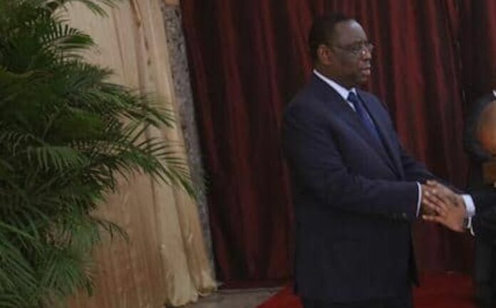 (PHOTOS): La révérence exagérée d'Oumar Sow, Ministre-Conseiller, envers Macky Sall, secoue la toile (PHOTOS): La révérence exagérée d'Oumar Sow, Ministre-Conseiller, envers Macky Sall, secoue la toile