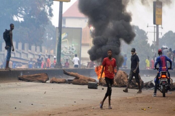 Guinée : Deux commissariats de police incendiés par des manifestants