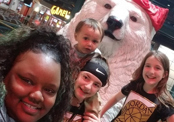 «L’amour c’est l’amour, peu importe la couleur de la peau». Une noire adopte trois enfants blancs (photos) «L’amour c’est l’amour, peu importe la couleur de la peau». Une noire adopte trois enfants blancs (photos)