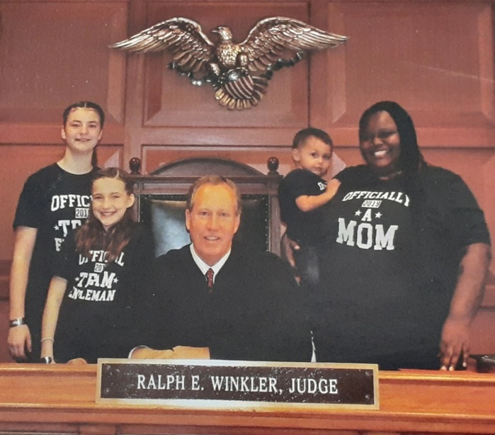 «L’amour c’est l’amour, peu importe la couleur de la peau». Une noire adopte trois enfants blancs (photos) «L’amour c’est l’amour, peu importe la couleur de la peau». Une noire adopte trois enfants blancs (photos)