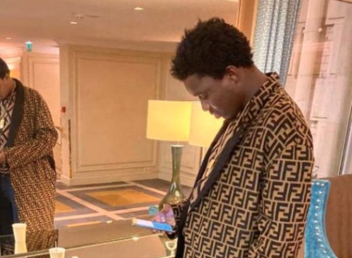 PHOTOS - Devinez combien coûte le manteau fausse fourrure de Wally Seck