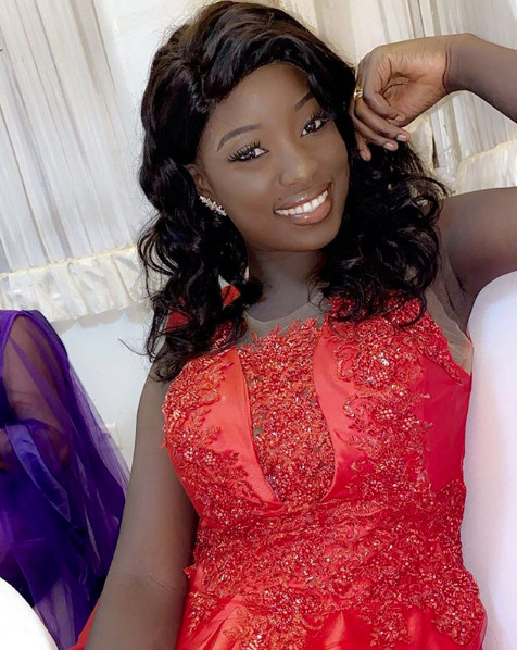 PHOTOS - L'animatrice Nanette Diop illumine la toile avec sa robe chic et glamour