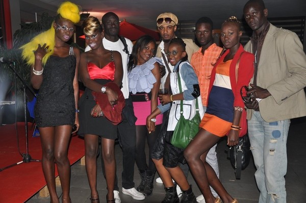 Un groupe de mannequins en coulisse !!!
