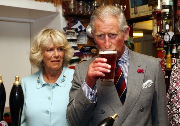 Vidéo : Le prince Charles se met à la météo