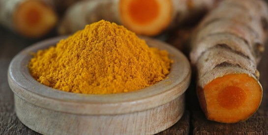 Comment utiliser le curcuma pour traiter les pellicules