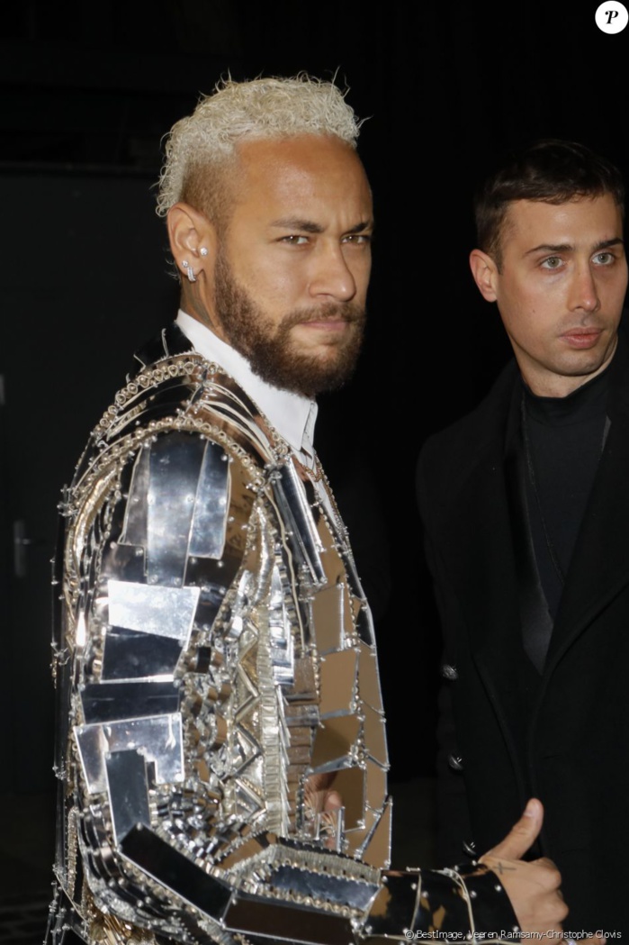 Neymar Jr: Le n°10 du PSG brille de tout son éclat à la Fashion Week Neymar Jr: Le n°10 du PSG brille de tout son éclat à la Fashion Week