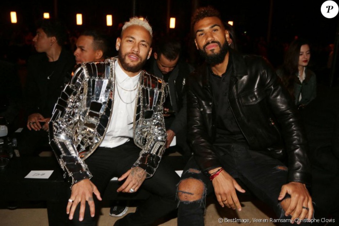 Neymar Jr: Le n°10 du PSG brille de tout son éclat à la Fashion Week Neymar Jr: Le n°10 du PSG brille de tout son éclat à la Fashion Week