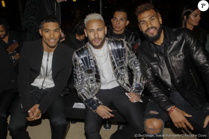 Neymar Jr: Le n°10 du PSG brille de tout son éclat à la Fashion Week Neymar Jr: Le n°10 du PSG brille de tout son éclat à la Fashion Week