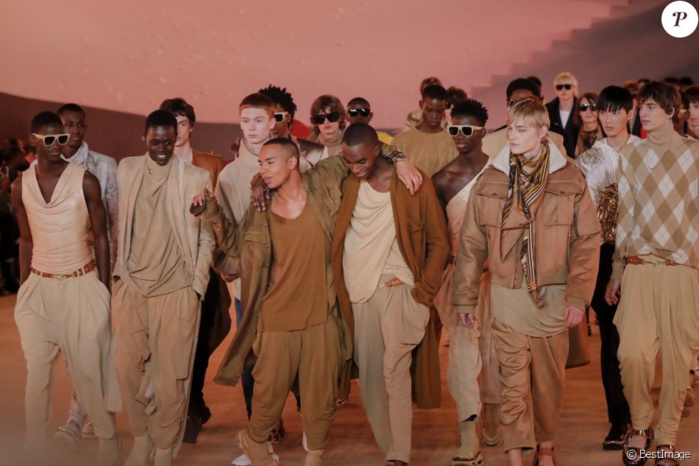 Neymar Jr: Le n°10 du PSG brille de tout son éclat à la Fashion Week Neymar Jr: Le n°10 du PSG brille de tout son éclat à la Fashion Week