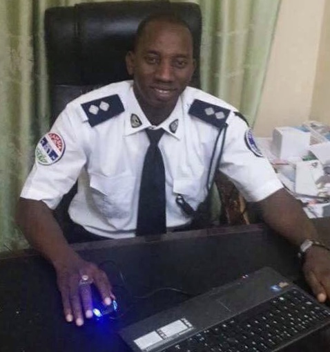 Manifestation en Gambie : Un commissaire de police arrêté pour avoir rendu visite à ses frères, blessés…