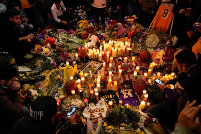 Devant le Staples Center de Los Angeles: Les fans de Kobe Bryant inconsolables (photos)