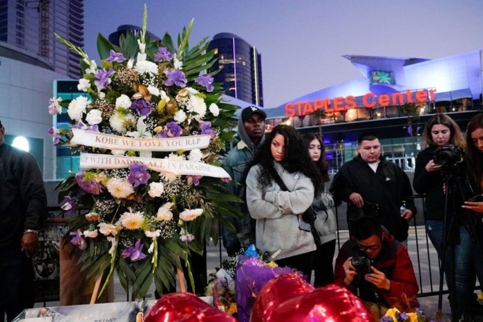 Devant le Staples Center de Los Angeles: Les fans de Kobe Bryant inconsolables (photos)