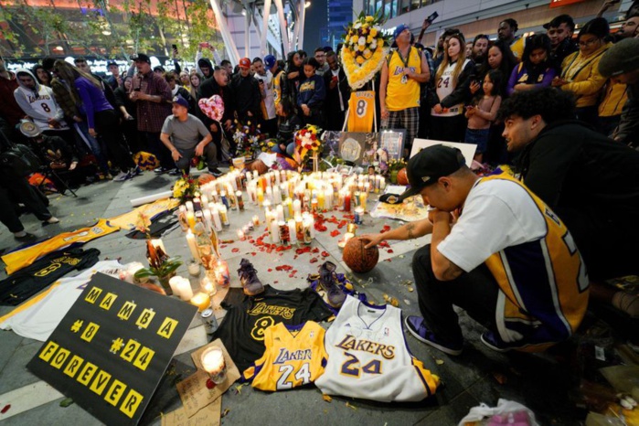 Devant le Staples Center de Los Angeles: Les fans de Kobe Bryant inconsolables (photos)