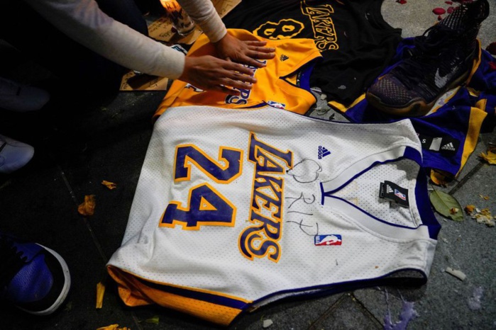 Devant le Staples Center de Los Angeles: Les fans de Kobe Bryant inconsolables (photos)