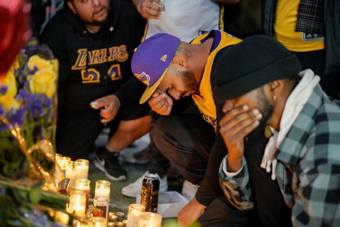 Devant le Staples Center de Los Angeles: Les fans de Kobe Bryant inconsolables (photos)