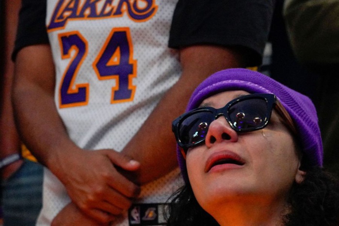 Devant le Staples Center de Los Angeles: Les fans de Kobe Bryant inconsolables (photos)