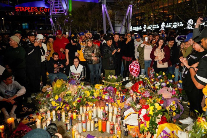 Devant le Staples Center de Los Angeles: Les fans de Kobe Bryant inconsolables (photos)