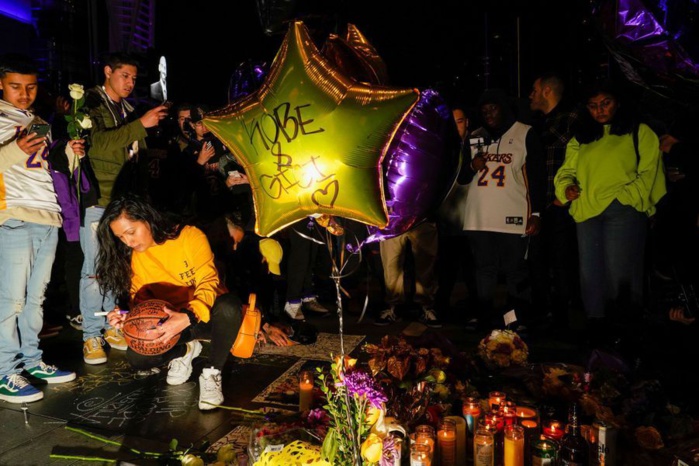 Devant le Staples Center de Los Angeles: Les fans de Kobe Bryant inconsolables (photos)