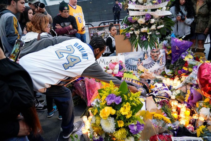 Devant le Staples Center de Los Angeles: Les fans de Kobe Bryant inconsolables (photos)