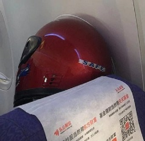Coronavirus: Pour se protéger contre la maladie, il porte un casque pour moto dans un avion