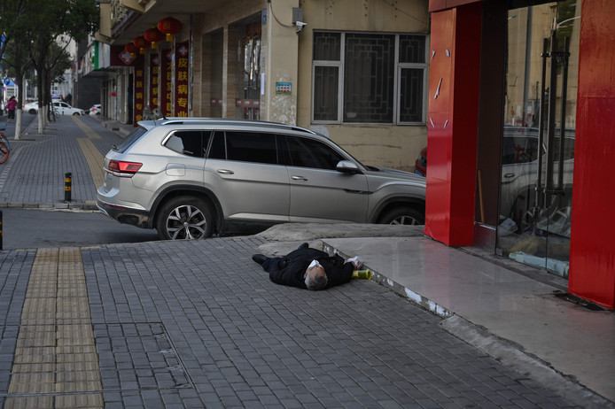 Un homme mort sur un trottoir: l’image choc devient le symbole de l’épidémie de coronavirus