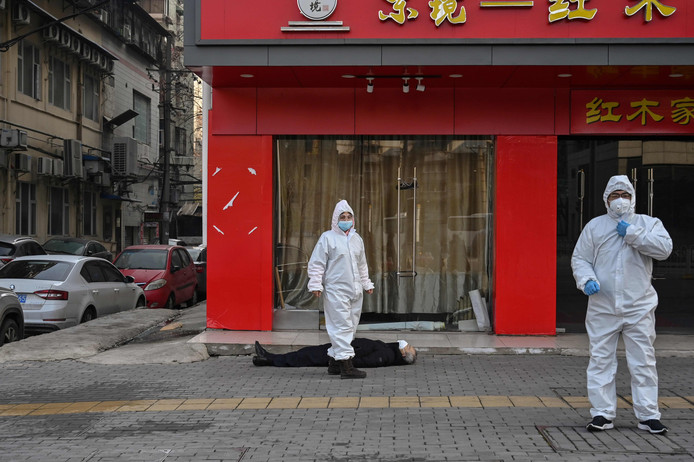 Un homme mort sur un trottoir: l’image choc devient le symbole de l’épidémie de coronavirus