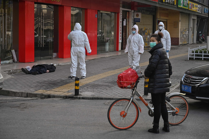 Un homme mort sur un trottoir: l’image choc devient le symbole de l’épidémie de coronavirus